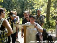 Balade sur le sentier avec un groupe d'adultes du Centre Lestrade ASEI